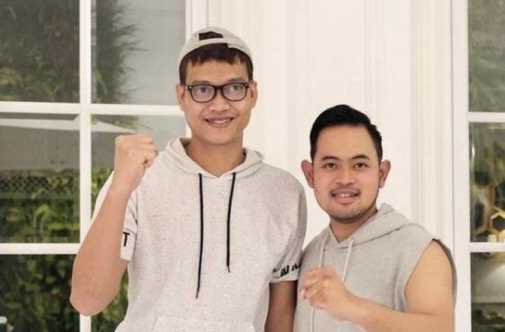 Potret Kurnia Meiga bersama Presiden Arema FC, Gilang Widya Pramana. (Instagram.com/juragan_99)