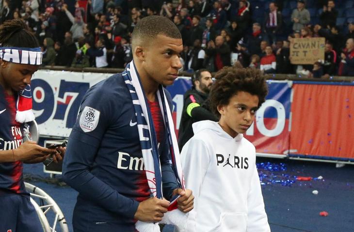 Kylian Mbappe bersama adiknya, Ethan Mbappe. (Twitter/@brfootball)