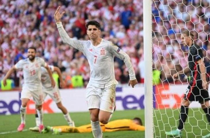 Penyerang Timnas Spanyol, Alvaro Morata, merayakan golnya yang dicetak pada babak tambahan waktu saat menghadapi Kroasia dalam babak 16 besar Euro 2020 di Stadion Parken, Copenhagen, Selasa (29/6/2021) dini hari WIB. STUART FRANKLIN / POOL / AFP.