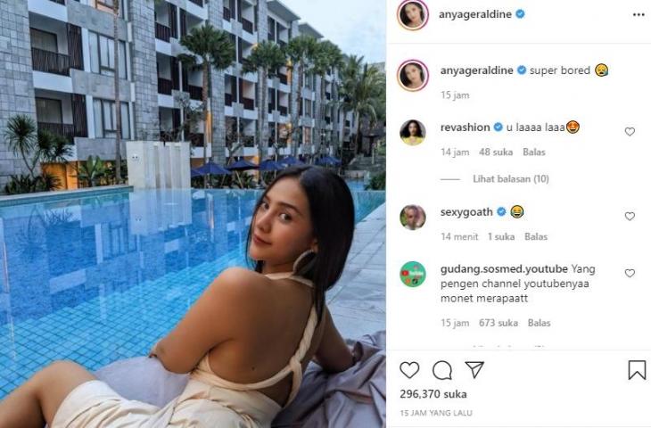 Anya Geraldine pose di pinggir kolam renang. (Instagram/@anyageraldine)