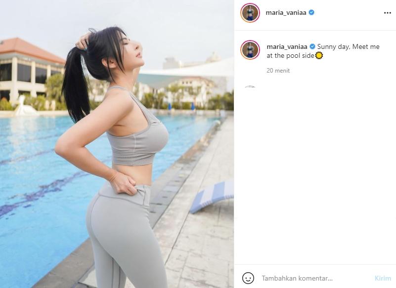 Maria Vania tampil pakai sportwear dan pamer body goals di pinggir kolam renang. (Instagram/maria_vaniaa)