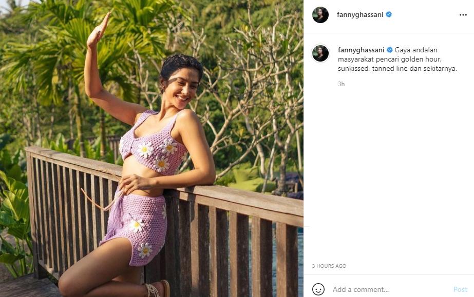 Fanny Ghassani, pose berjemur sambil pamer body goals kenakan outfit serba ungu. (Instagram/fannyghassani)