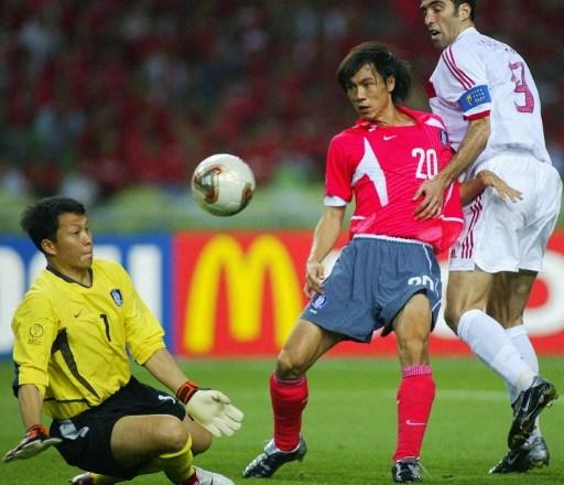 Aksi Lee Woon-Jae ketika membela Timnas Korsel di Piala Dunia 2002. Ia berhadapan dengan bintang Turki, Hasan Sukur. (AFP)