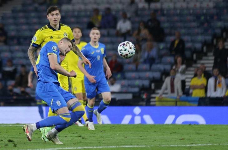 Aksi striker Ukraina Artem Dovbyk dalam laga Ukraina vs Swedia Euro 2020. (AFP/Robert Perry)