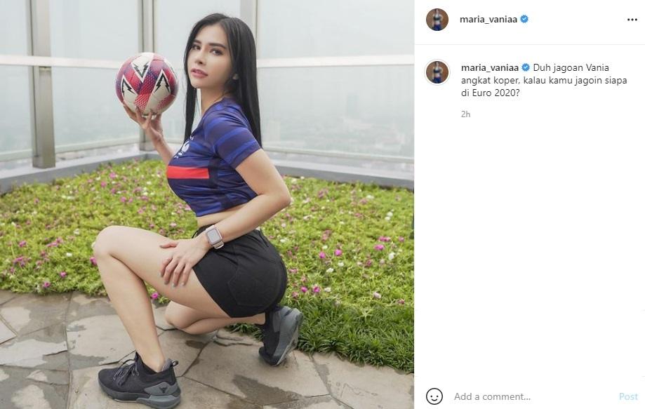 Maria Vania tampil pakai jersey Timnas Prancis. (Instagram/maria_vaniaa)