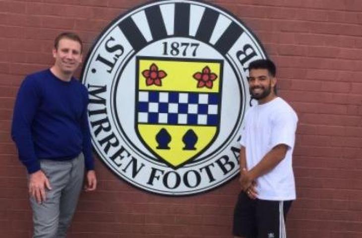 Oan Djorkaeff (kanan) saat resmi berseragam St. Mirren. (Twitter/@AidabloL)