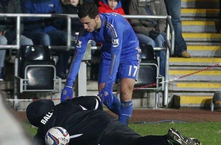 Potret Eden Hazard menendang Ballboy. (Dok. Mirror)