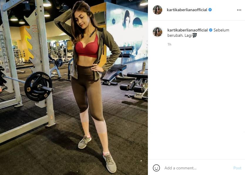 Kartika Berliana pakai sport bra merah saat ngegym. (Instagram/kartikaberlianaofficial)