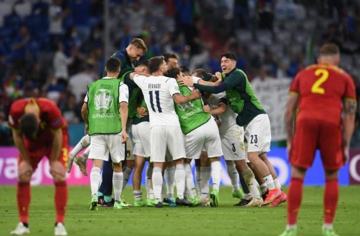 Para pemain Italia girang setelah menaklukkan Belgia 2-1 di babak perempatfinal Euro 2020 di Allianz Arena, Sabtu 2 Juli 2021. (AFP/Andreas Gebert)