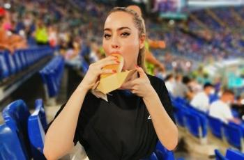 Pakai Jersey Ketat, Paola Saulino Dukung Italia dan Promosi Situs Dewasa