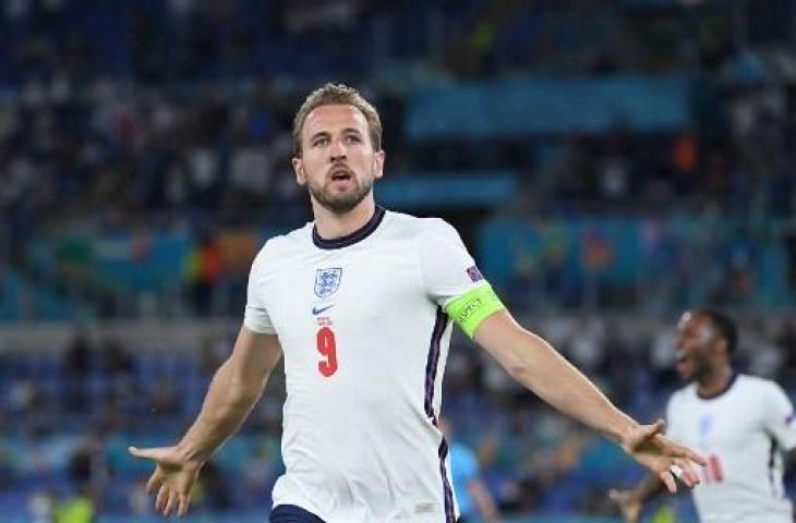 Harry Kane berselebrasi usai mencetak gol ke gawang Ukraina di perempatfinal Euro 2020. (Ettore Ferrari/AFP)