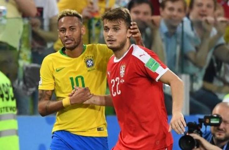 Adem Ljajic berjabat tangan dengan Neymar. (Kirill Kudryavtsev/AFP)