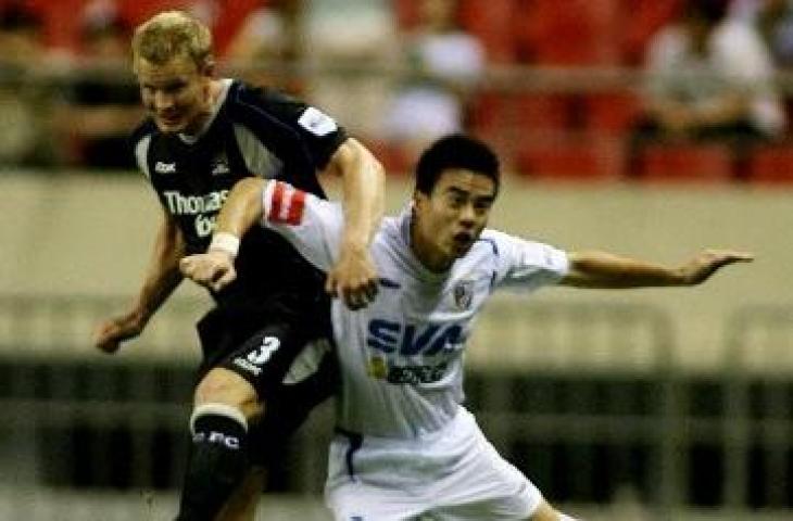 Ben Thatcher dengan seragam Manchester City kala berduel dengan pemain Shanghai Shenhua. (Mark Ralston/AFP)