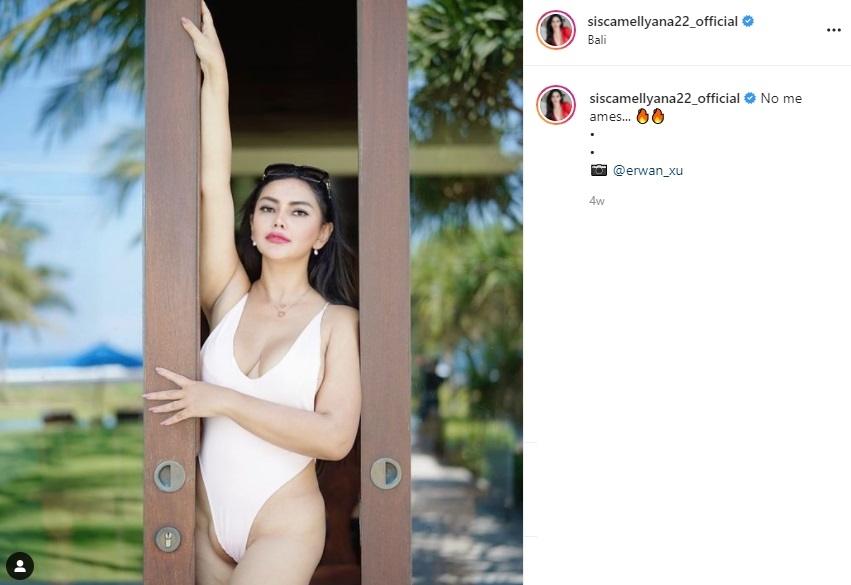 Mami Sisca Mellyana tampil kenakan swimsuit. (Instagram/siscamellyana22_official)