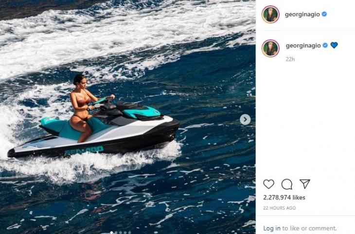 Georgina Rodriguez tampil seksi berbikini saat main jet ski di tengah liburannya. (Instagram/georginagio)