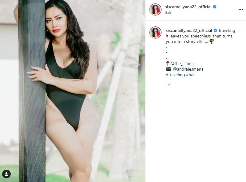 Mami Sisca Mellyana tampil kenakan swimsuit. (Instagram/siscamellyana22_official)