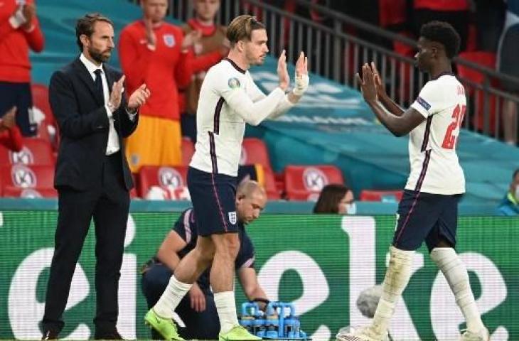 Bukayo Saka dan Jack Grealish genit ke suporter wanita Inggris. (Andy Rain / POOL / AFP)