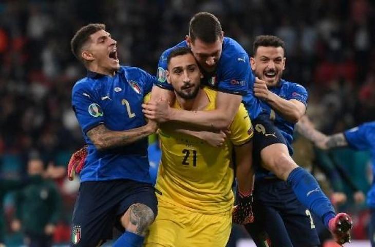 Kiper Timnas Italia, Gianluigi Donnarumma selebrasi bersama rekan-rekannya usai juara Euro 2020. (LAURENCE GRIFFITHS / POOL / AFP)