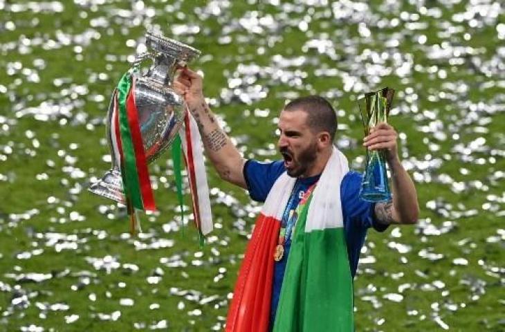 Leonardo Bonucci antar Timnas Italia juara Euro 2020. (FACUNDO ARRIZABALAGA / POOL / AFP)