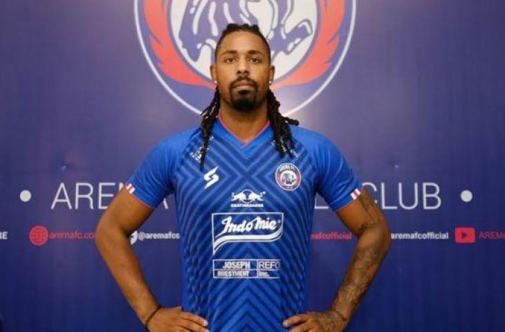 Pemain baru Arema FC, Carlos Fortes, asal Portugal, dalam sesi perkenalan yang dilakukan di Kota Malang, Jawa Timur, Senin (12/7/2021). (ANTARA/HO-Arema FC)