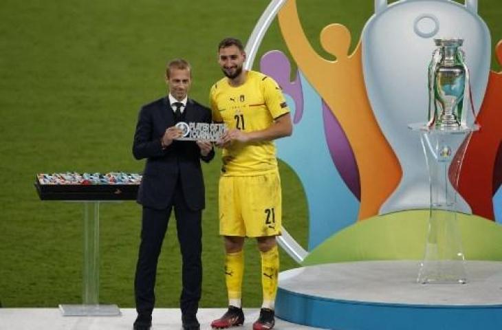 Gianluigi Donnarumma meraih penghargaan Pemain Terbaik Euro 2020. (JOHN SIBLEY / POOL / AFP)