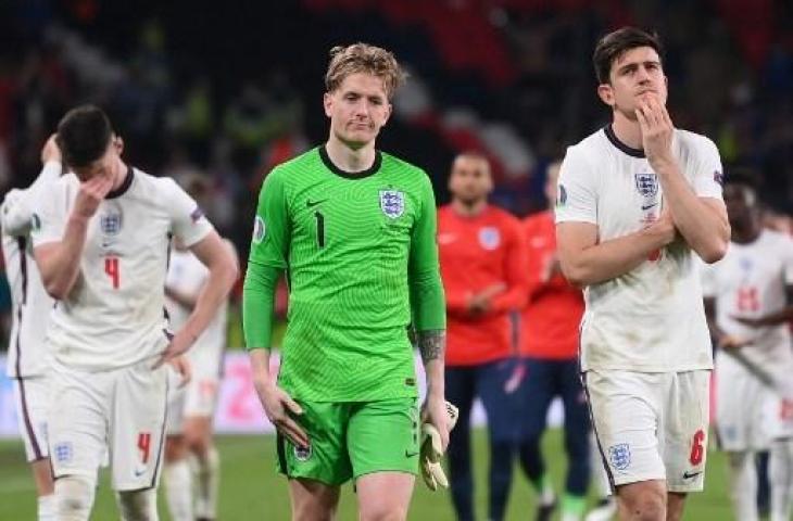 Pemain Timnas Inggris tertunduk lesu usai gagal juara Euro 2020. (LAURENCE GRIFFITHS / POOL / AFP)