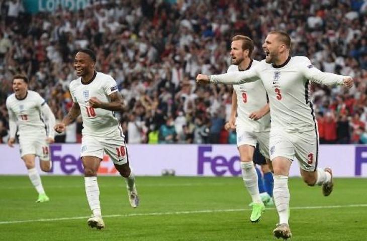 Selebrasi bek Timnas Inggris, Luke Shaw usai cetak gol cepat lawan Italia di final Euro 2020. (ANDY RAIN / POOL / AFP)