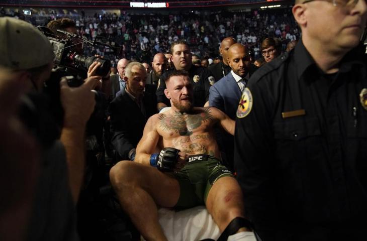 Conor McGregor dibawa dengan tandu setelah kalah dari Dustin Poirier dalam pertarungan seni bela diri ringan campuran UFC 264 Sabtu, 10 Juli 2021, di Las Vegas. (Foto AP/John Locher)