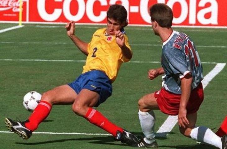 Andres Escobar (kiri) saat melakukan gol bunuh diri saat laga Kolombia lawan Amerika Serikat di Piala Dunia 1994. (MIKE NELSON / AFP)