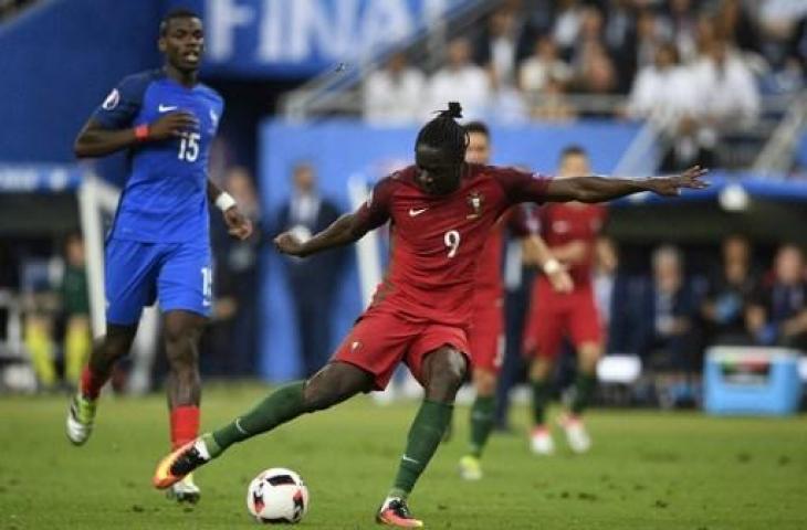 Aksi penyerang Timnas Portugal, Eder saat membobol gawang Prancis di final Euro 2016. (MARTIN BUREAU / AFP)