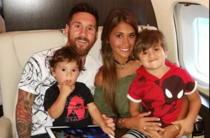 Lionel Messi dan keluarganya saat berada di jet pribadi. (The Sun)