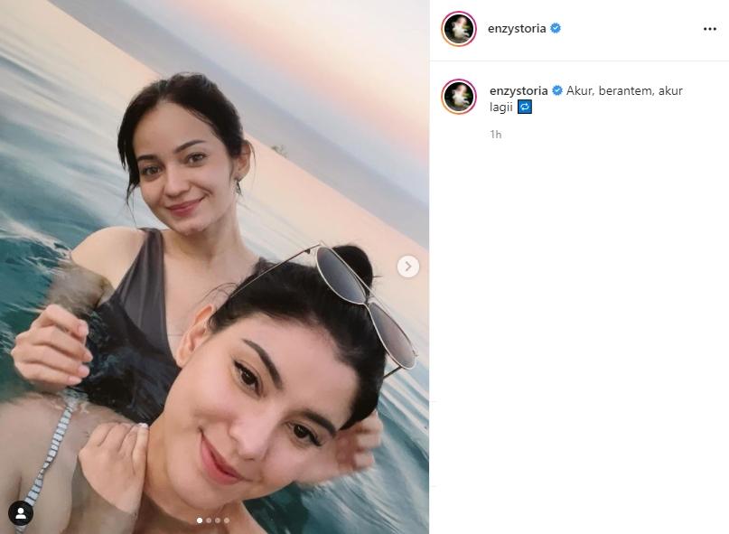 Enzy Storia tampil cantik saat berenang. (Instagram/enzystoria)