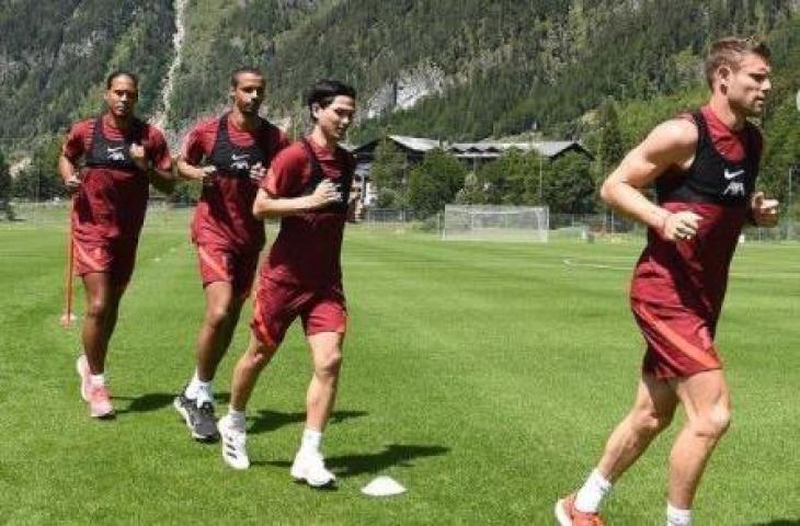 Para pemain Liverpool terlihat mengenakan rompi hitam saat sesi latihan pramusim. (Dok. Liverpool)