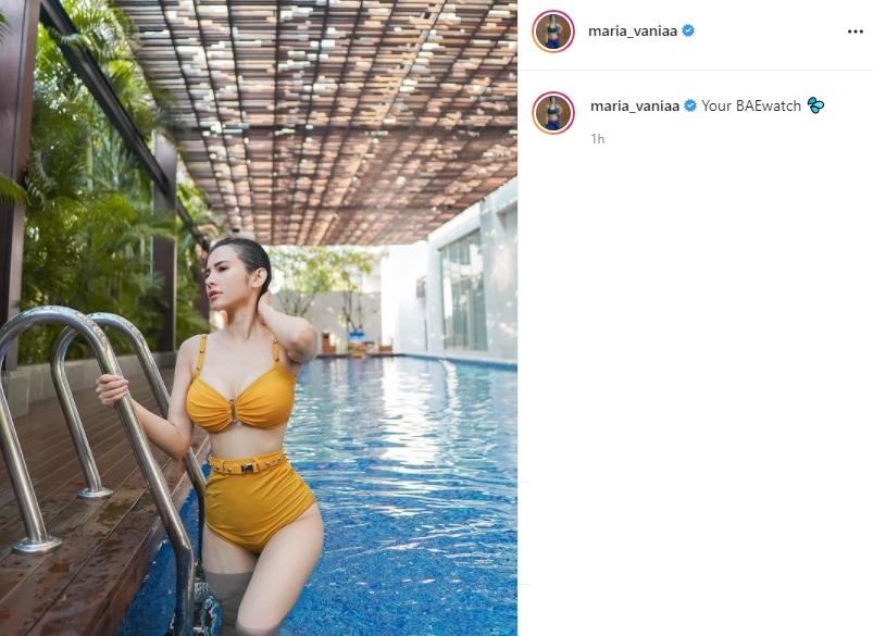 Maria Vania tampil seksi kenakan bikini saat renang. (Instagram/maria_vaniaa)