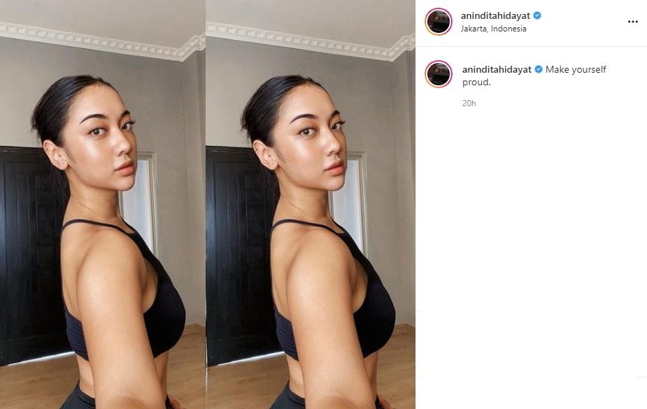 Anindita Hidayat pamer foto selfie pakai sport bra, sehingga mencuri atensi netizen. (Instagram/aninditahidayat)