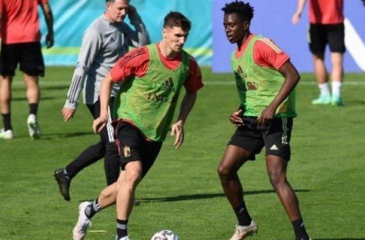 Gelandang Belgia Albert Sambi Lokonga (kanan) saat sesi latihan di base camp timnas Belgia di Tubize pada 9 Juni 2021 menjelang kompetisi sepak bola UEFA EURO 2020. John THYS / AFP