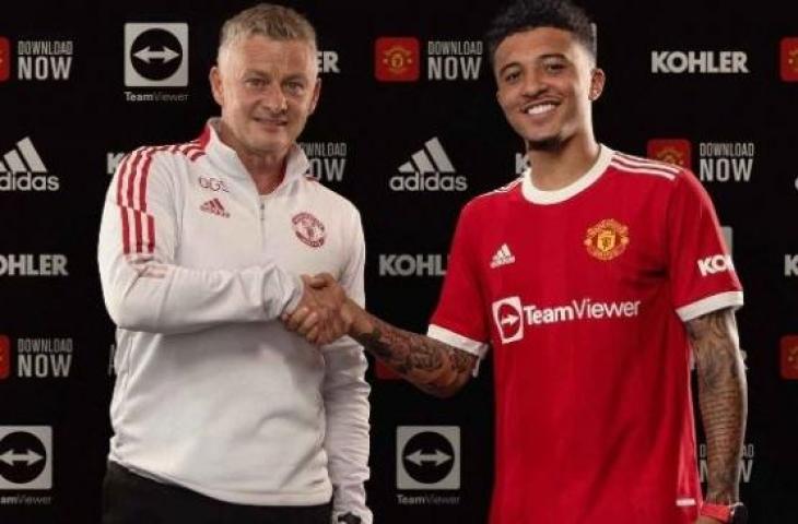 Manajer Manchester United, Ole Gunnar Solskjaer bersalaman dengan rekrutan anyarnya, Jadon Sanho. [Dok. Man United]