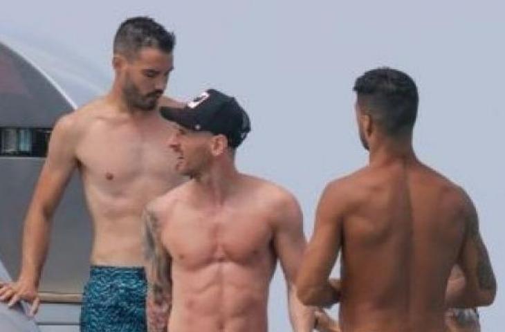 Lionel Messi dan Luis Suarez nampak sedang berlibur bersama di Ibiza, Spanyol. (Dok. The Sun/Splash)