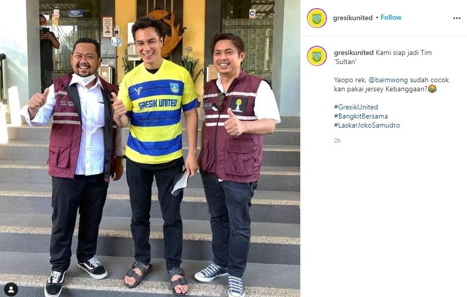 Baim Wong kenakan jersey Gresik United. (Instagram/gresikunited)