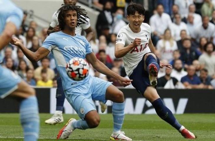 Son Heung-min mencetak gol di laga Tottenham vs Man City. (Adrian DENNIS / AFP)