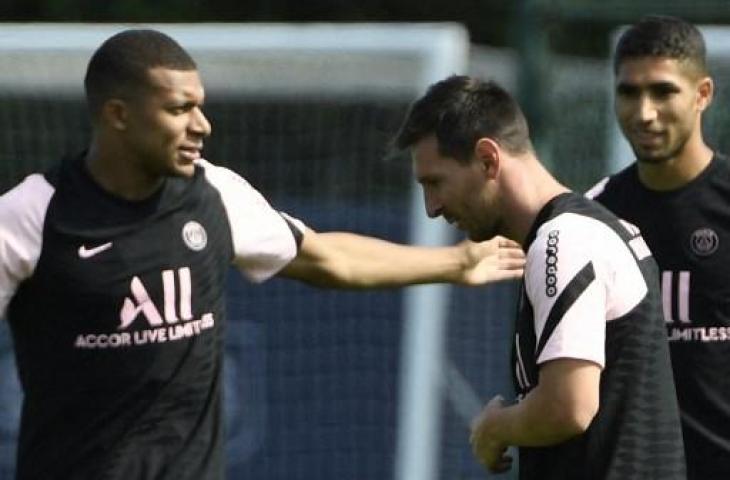 Kylian Mbappe dan Lionel Messi di sesi latihan PSG. (Bertrand GUAY / AFP)