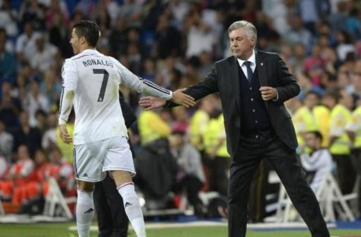 Carlo Ancelotti dan Cristiano Ronaldo saat masih bekerja saa di Real Madrid. (GERARD JULIEN / AFP)