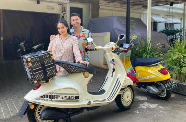 Raffi Ahmad dan Nagita Slavina bersama Vespa Dior yang harganya ditaksir mencapai hampir Rp 1 miliar. [Instagram]