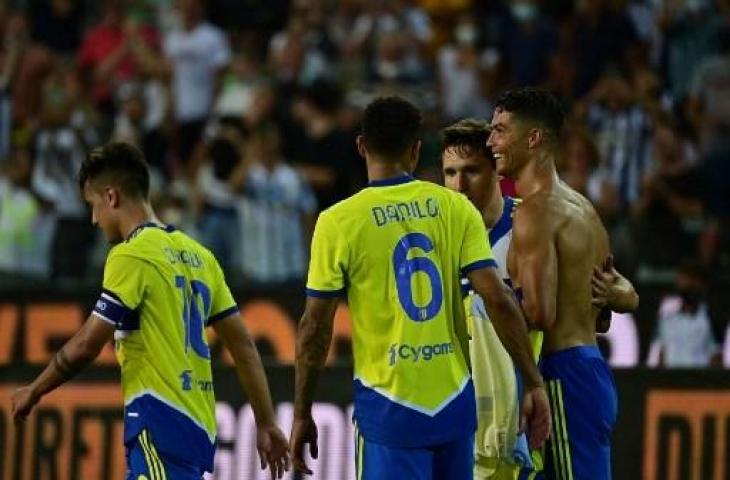 Sudah selebrasi lepas baju, gol Cristiano Ronaldo dianulir VAR. (MIGUEL MEDINA / AFP)