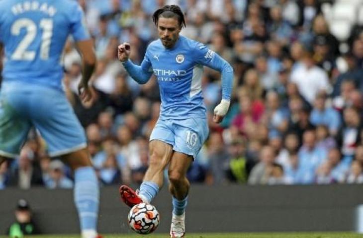 Aksi Jack Grealish mencetak gol perdana di Manchester City. (ADRIAN DENNIS / AFP)