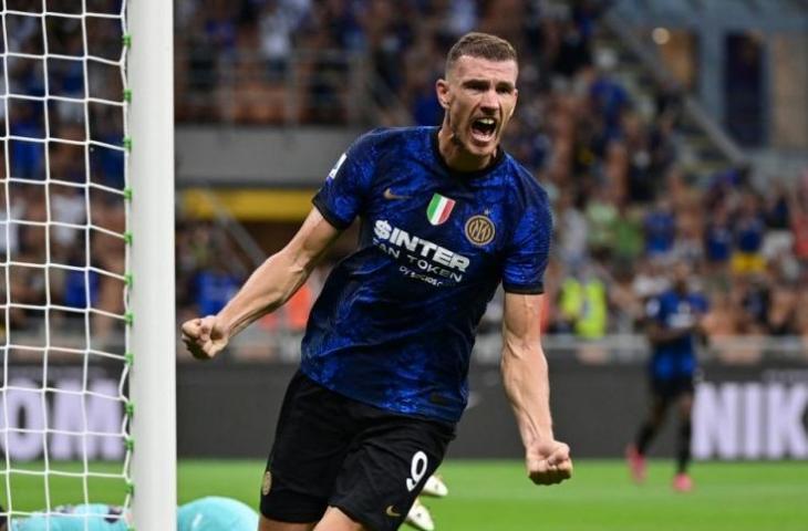 Penyerang Edin Dzeko merayakan golnya ketika laga Inter Milan vs Genoa pada ajang Serie A Italia di Stadion San Siro, Milan, 21 Agustus 2021. (ANTARA/AFP/MIGUEL MEDINA)