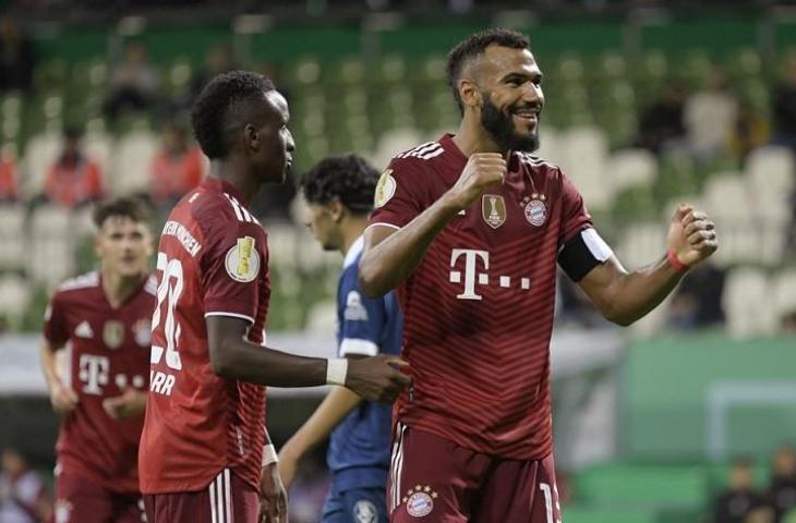 Penyerang Bayern Muenchen Eric Maxim Choupo-Moting (kanan) merayakan torehan caturgol ke gawang tim strata kelima Bremer SV dalam laga putaran pertama Piala DFB Pokal di Stadion Wohninvest Weser, Bremen, Jerman, Rabu (25/8/2021) waktu setempat. (ANTARA/REUTERS/Fabian Bimmer)