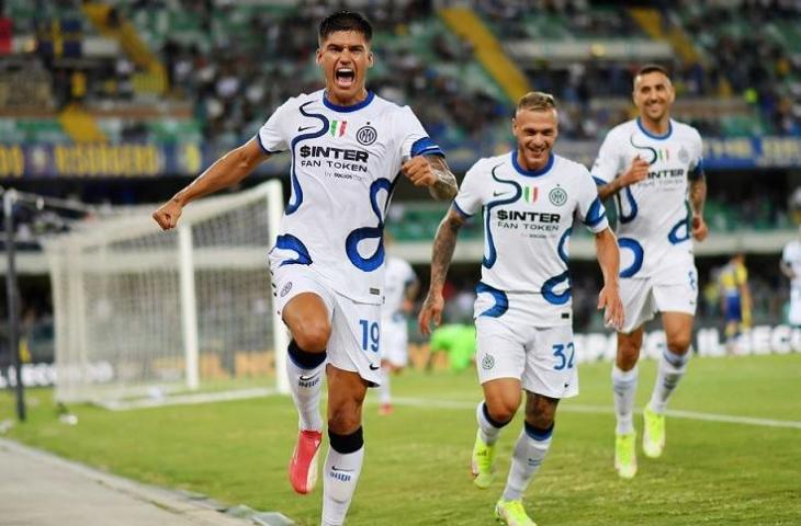 Penyerang anyar Inter Milan Joaquin Correa melakukan selebrasi seusai mencetak gol kedua ke gawang Verona dalam lanjutan Liga Italia yang sekaligus jadi debutnya bersama Nerazzurri di Stadion Marc'Antonio Bentegodi, Verona, Italia, Jumat (27/8/2021) waktu setempat. (ANTARA/REUTERS/Daniele Mascolo)