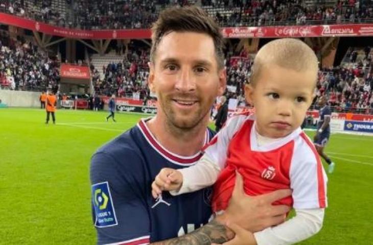 Lionel Messi gendong anak Predrag Rajkovic. (Instagram)