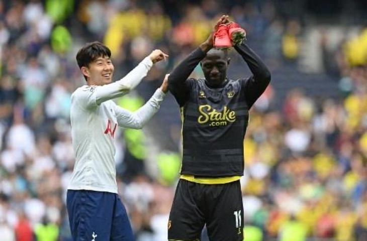 Bek Watford, Moussa Sissoko, bersama gelandang Tottenham Hotspur, Son Heung-min. (GLYN KIRK / AFP)